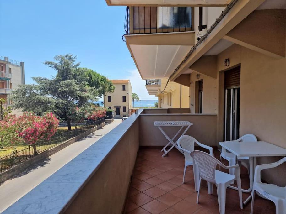 [50 metri dal mare] - Free parking e A/C Appartement Pietra Ligure Buitenkant foto