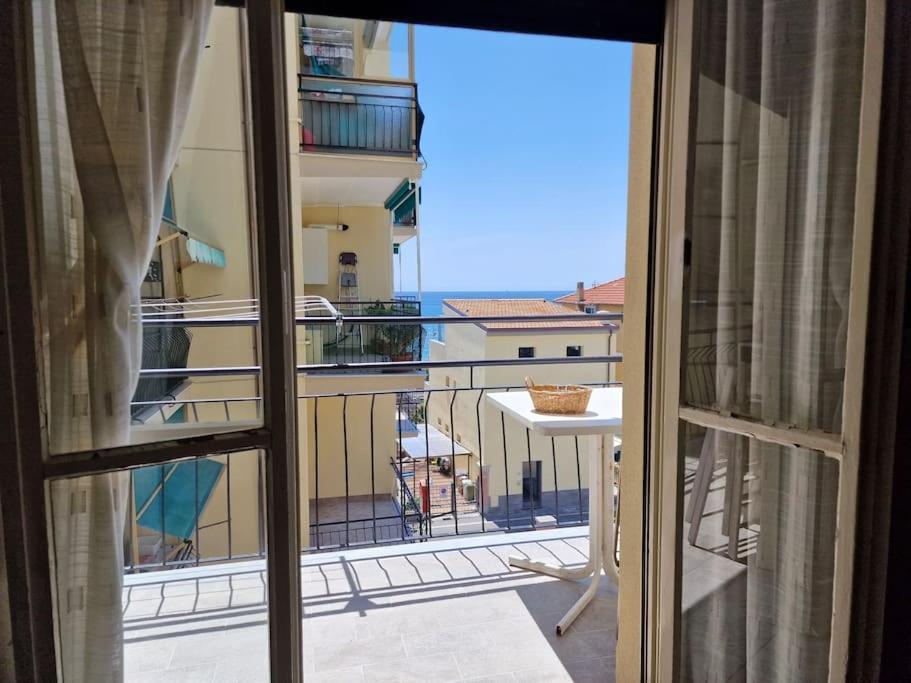 [50 metri dal mare] - Free parking e A/C Appartement Pietra Ligure Buitenkant foto