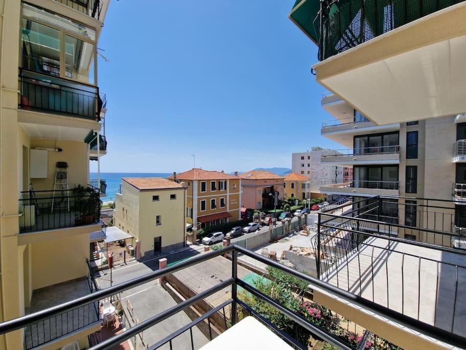 [50 metri dal mare] - Free parking e A/C Appartement Pietra Ligure Buitenkant foto