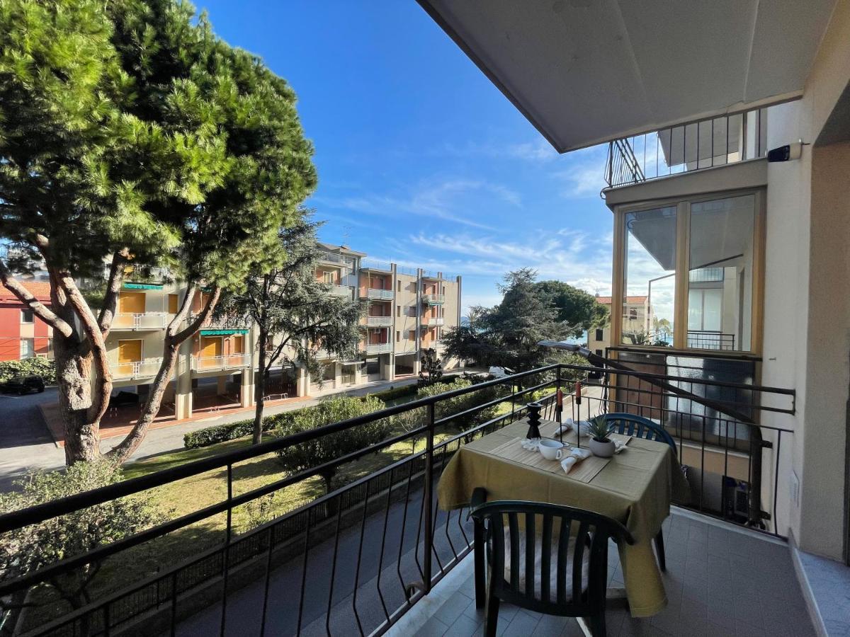 [50 metri dal mare] - Free parking e A/C Appartement Pietra Ligure Buitenkant foto