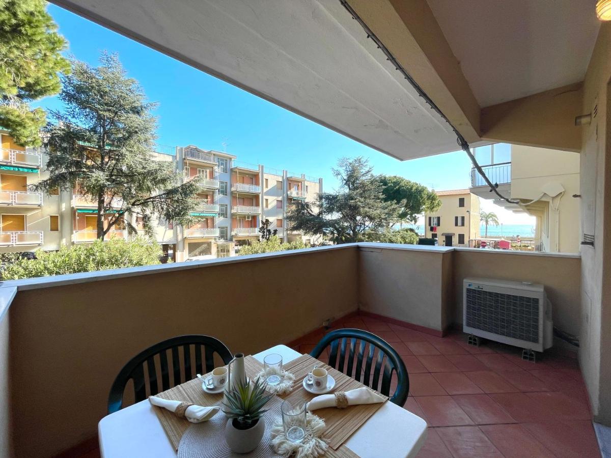 [50 metri dal mare] - Free parking e A/C Appartement Pietra Ligure Buitenkant foto